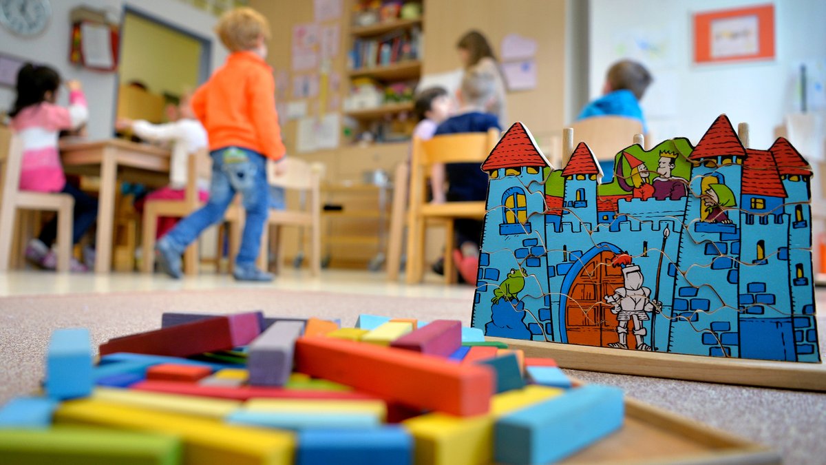 Spielzeug liegt in einer Kindertagesstätte auf dem Boden (Archiv- und Symbolbild)