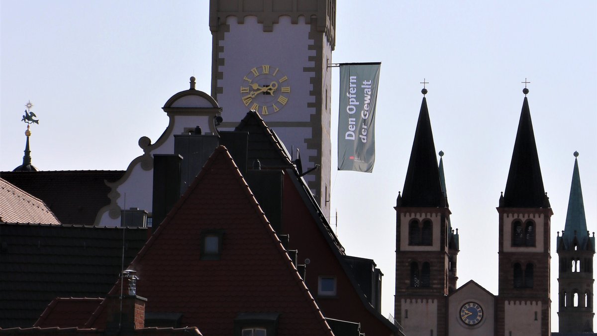 Vom Grafeneckart des Würzburger Rathauses weht fünf Jahre nach dem Axt-Attentat eine schwarze Fahne als Zeichen der Erinnerung.