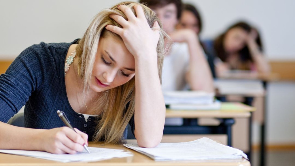 (Symbolbild) Eine Schülerin bei einer Prüfung. 