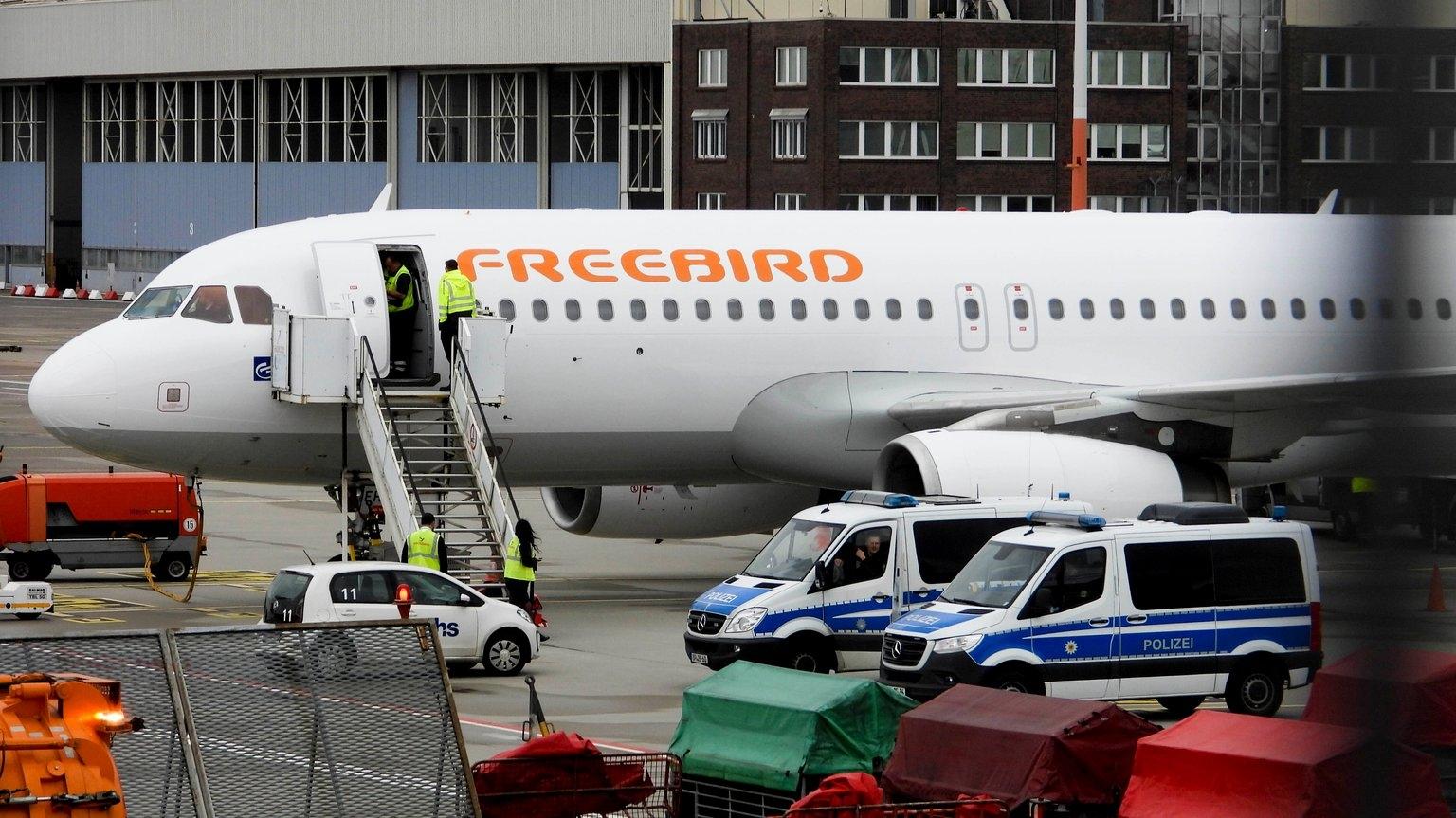 Am frühen Morgen wurden 28 straffällige Afghanen per Flugzeug abgeschoben (Symbolbild)