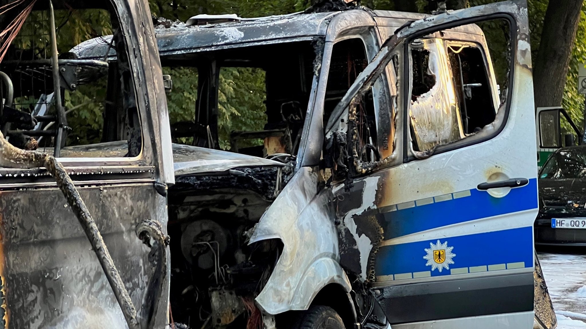 Brandanschlag auf Polizeibusse vor G7-Gipfel