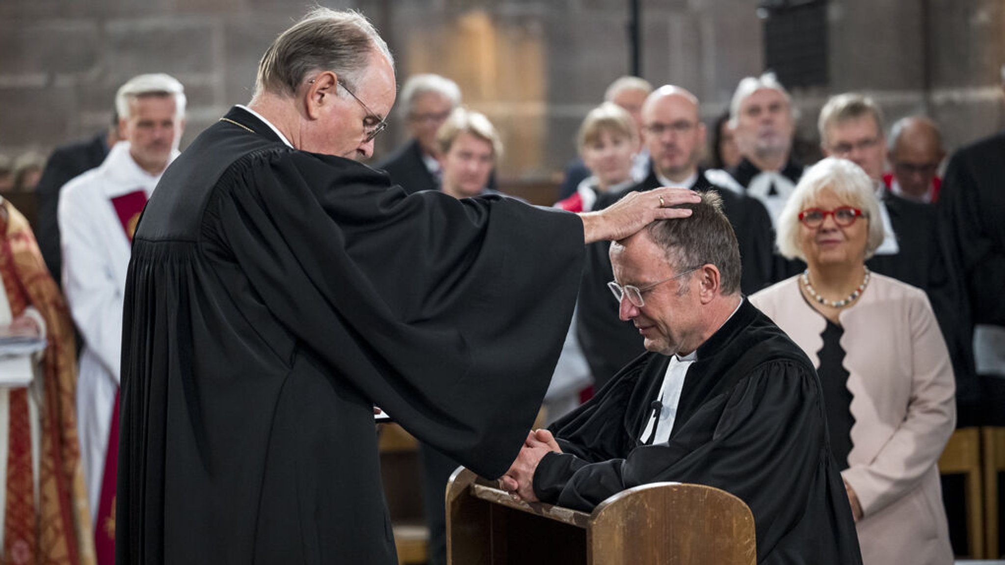 29.10.2023, Bayern, Nürnberg: Christian Kopp (r) wird von Bischof Ralf Meister (l) als neuer Landesbischof gesegnet. Gottesdienst zur Verabschiedung von Landesbischof Heinrich Bedford-Strohm und Einführung von Christian Kopp als neuen Landesbischof. Foto: Daniel Vogl/dpa +++ dpa-Bildfunk +++