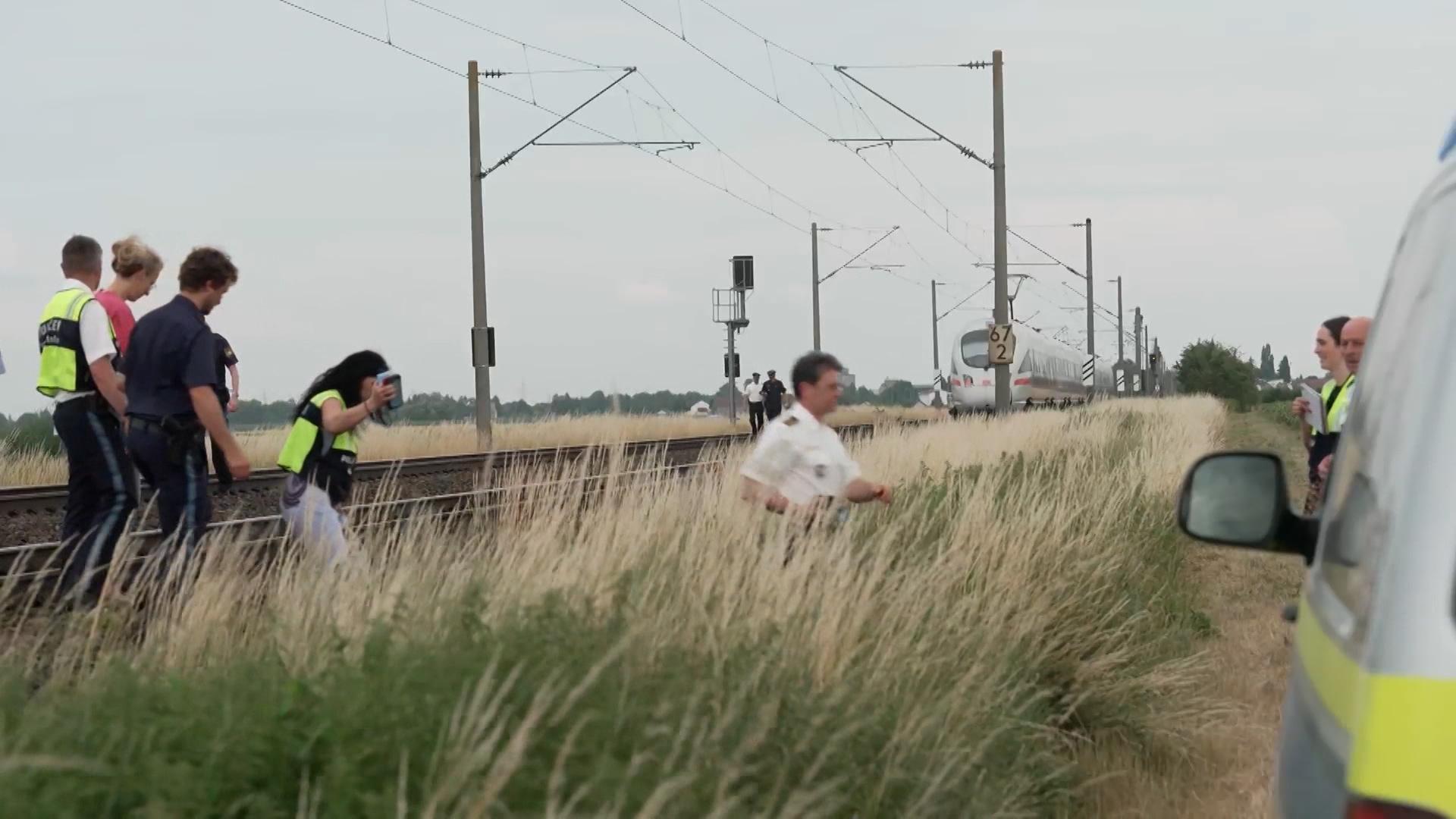 Nach dem Angriff in einem ICE in Niederbayern auf Passagiere blieben viele Fragen offen. Am Freitag gab es neue Erkenntnisse. 