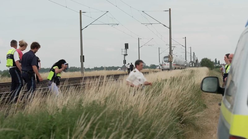 Nach dem Angriff in einem ICE in Niederbayern auf Passagiere blieben viele Fragen offen. Am Freitag gab es neue Erkenntnisse. | Bild: Bayerischer Rundfunk 2025 Nach dem Angriff in einem ICE in Niederbayern auf Passagiere blieben viele Fragen offen. Am Freitag gab es neue Erkenntnisse.