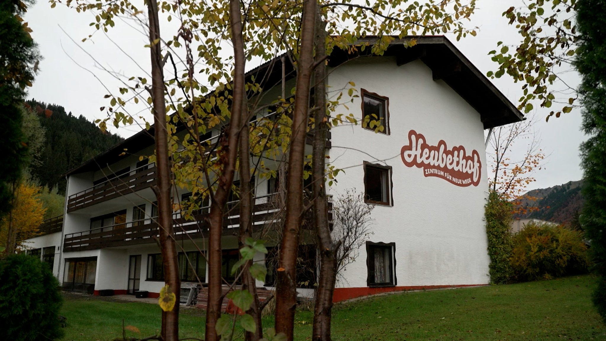 Blick auf den "Heubethof" - ein ehemaliges Ferienheim, das nun als Flüchtlingsunterkunft dienen soll. | Bild: BR/Katharina Reichart Blick auf den "Heubethof" - ein ehemaliges Ferienheim, das nun als Flüchtlingsunterkunft dienen soll.