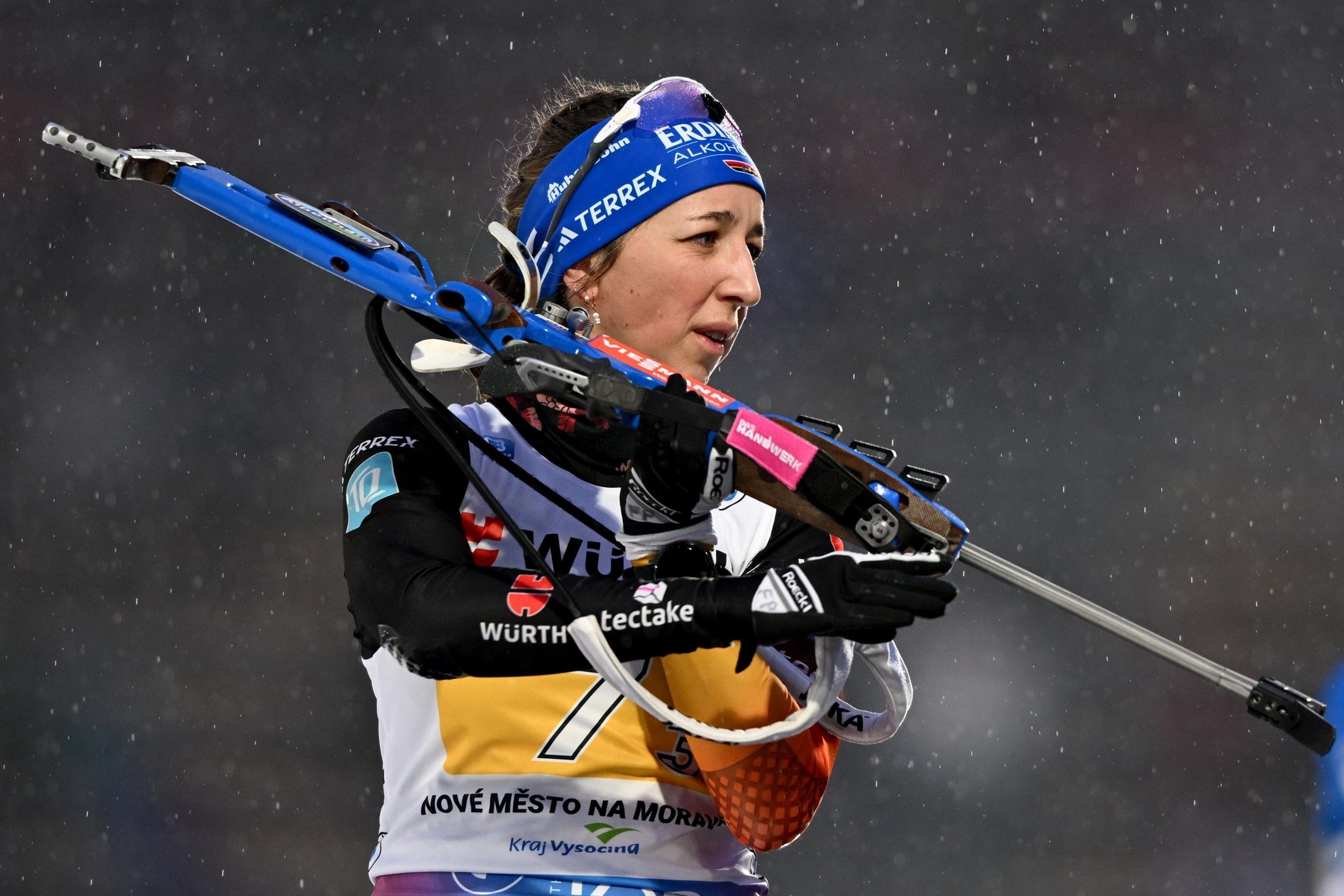 07.02.2024, Tschechien, Nove Mesto Na Morave: Biathlon: Weltmeisterschaft, Staffel 4 x 7,5 km, Mixed. Franziska Preuß aus Deutschland steht beim Einschießen am Schießstand. 