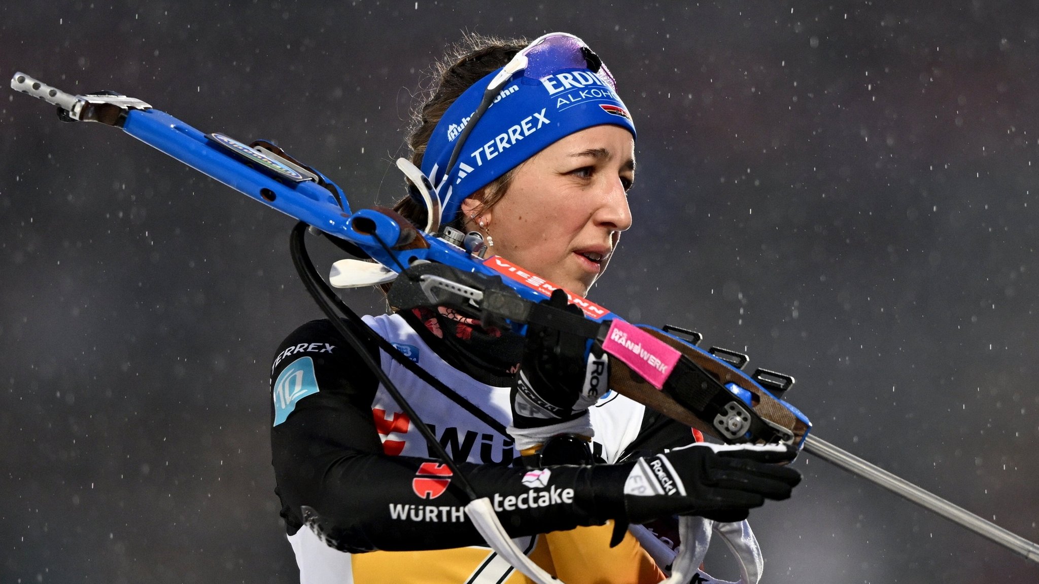 07.02.2024, Tschechien, Nove Mesto Na Morave: Biathlon: Weltmeisterschaft, Staffel 4 x 7,5 km, Mixed. Franziska Preuß aus Deutschland steht beim Einschießen am Schießstand. 