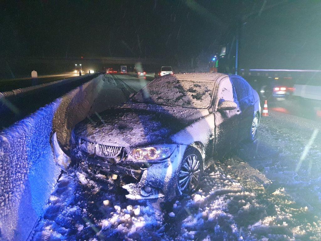 Das Wrack eines Pkw steht auf der A7 im Landkreis Bad Kissingen. Wegen Schneefalls und Glätte mussten Polizei und Feuerwehr in der Nacht zu zahlreichen Einsätzen ausrücken.