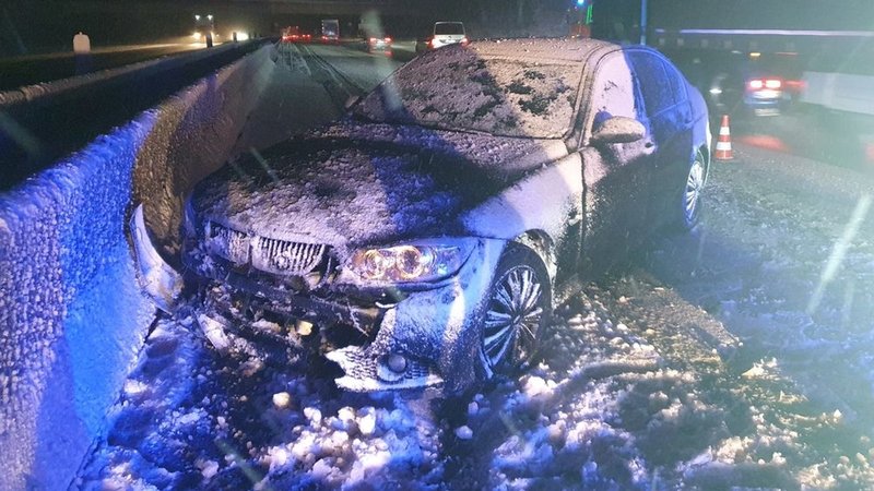 Das Wrack eines Pkw steht auf der A7 im Landkreis Bad Kissingen. Wegen Schneefalls und Glätte mussten Polizei und Feuerwehr in der Nacht zu zahlreichen Einsätzen ausrücken. | Bild: dpa-Bildfunk/Sebastian Gerr Das Wrack eines Pkw steht auf der A7 im Landkreis Bad Kissingen. Wegen Schneefalls und Glätte mussten Polizei und Feuerwehr in der Nacht zu zahlreichen Einsätzen ausrücken.