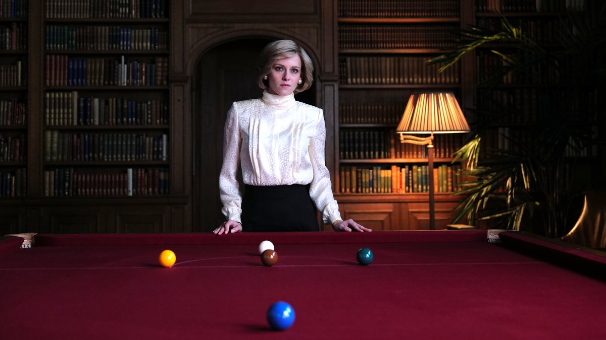 Kristen Stewart in der Rolle der Lady Diana in Pablo Larrains "Spencer"  hat sich vor den strengen Augen der Royal Family in ein Billard-Zimmer geflüchtet.