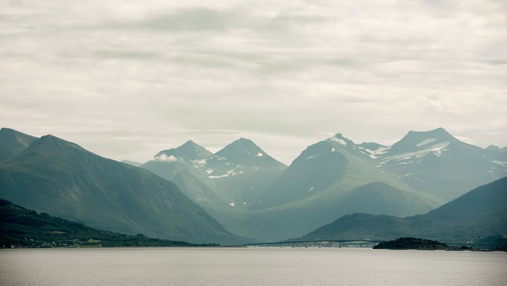 Golfstrom (Symbolbild): Bergpanorama südlich von Molde, Norwegen | Bild:picture alliance / Zoonar | Wolfgang Cezanne