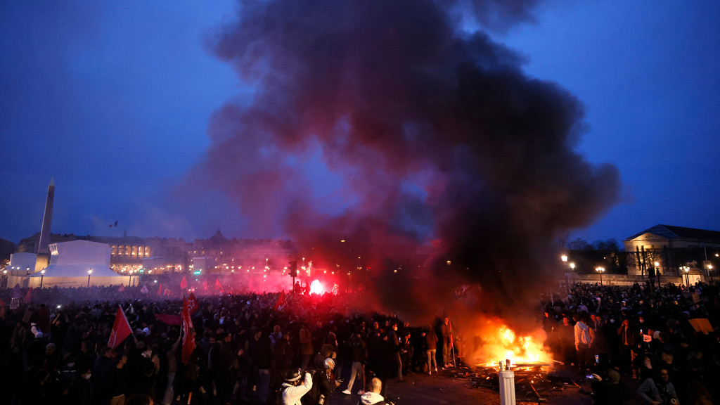 Brennende Paletten bei Demonstrationen in Paris