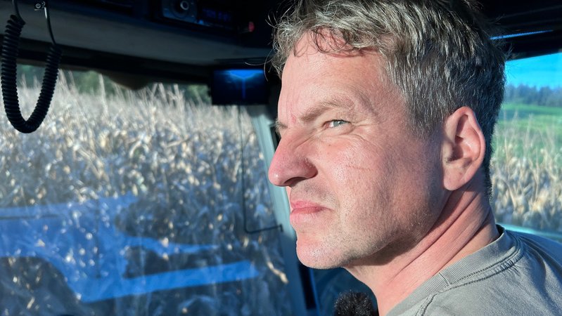 Landwirt Josef Asanger sitzt in der Kabine seines Maishäckslers. | Bild: BR Landwirt Josef Asanger sitzt in der Kabine seines Maishäckslers.