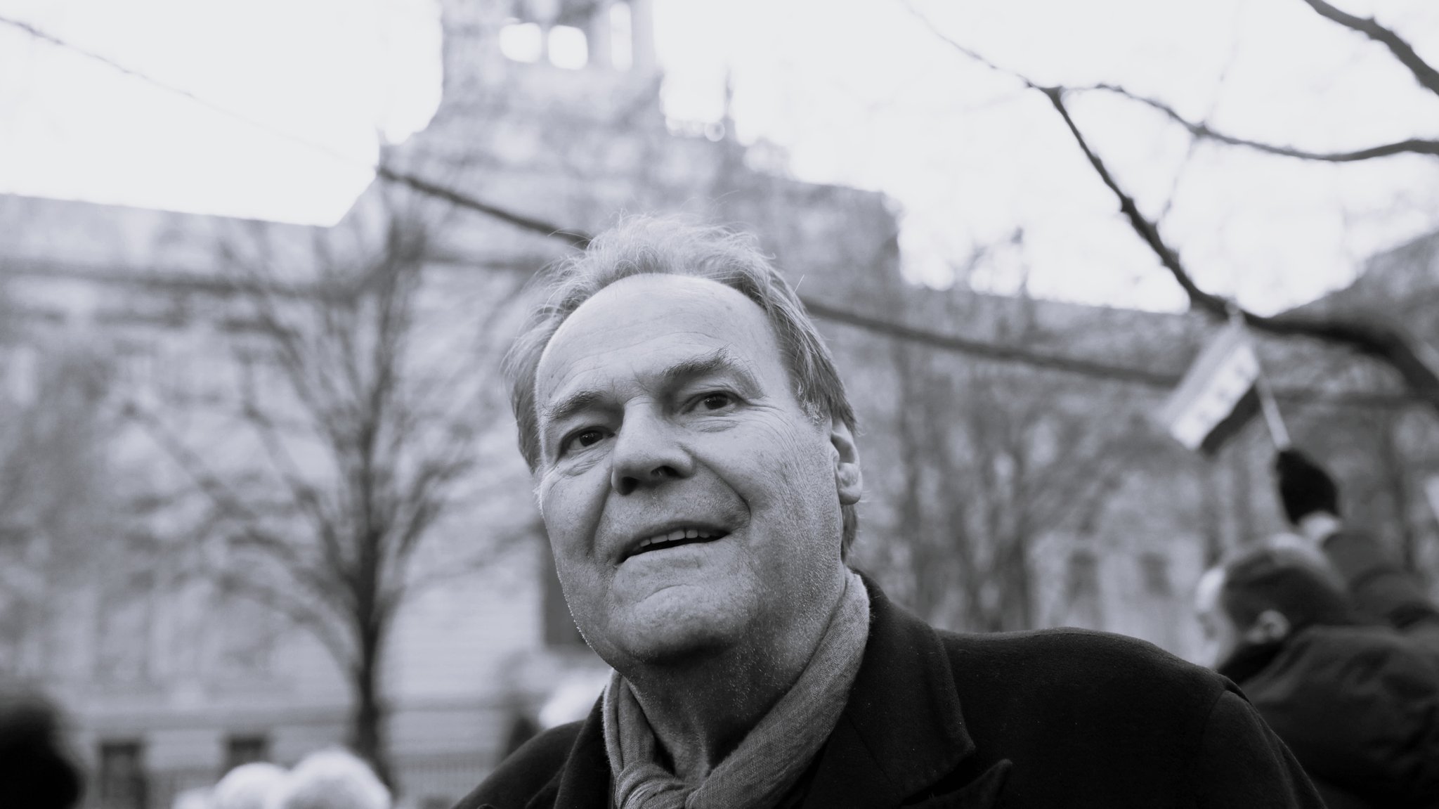 Peter Schneider auf einem Schwarz-Weiß-Porträt | Bild: picture alliance / Jörg Carstensen/dpa Peter Schneider auf einem Schwarz-Weiß-Porträt