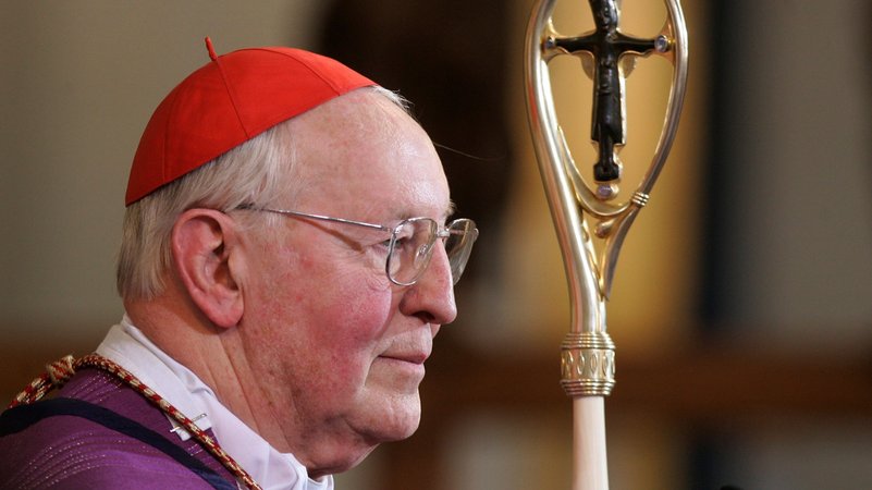 Der ehemalige Münchner Erzbischof Kardinal Friedrich Wetter gehört zu den ältesten Kardinälen weltweit. | Bild: picture alliance / ASSOCIATED PRESS | CHRISTOF STACHE Der ehemalige Münchner Erzbischof Kardinal Friedrich Wetter gehört zu den ältesten Kardinälen weltweit.