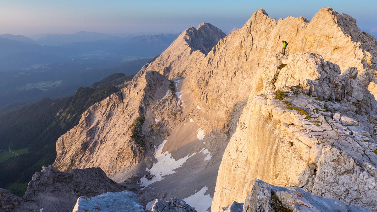 Symbolbild: Wanderer auf Dreitorspitz im Wettersteingebirge bei Garmisch-Partenkirchen