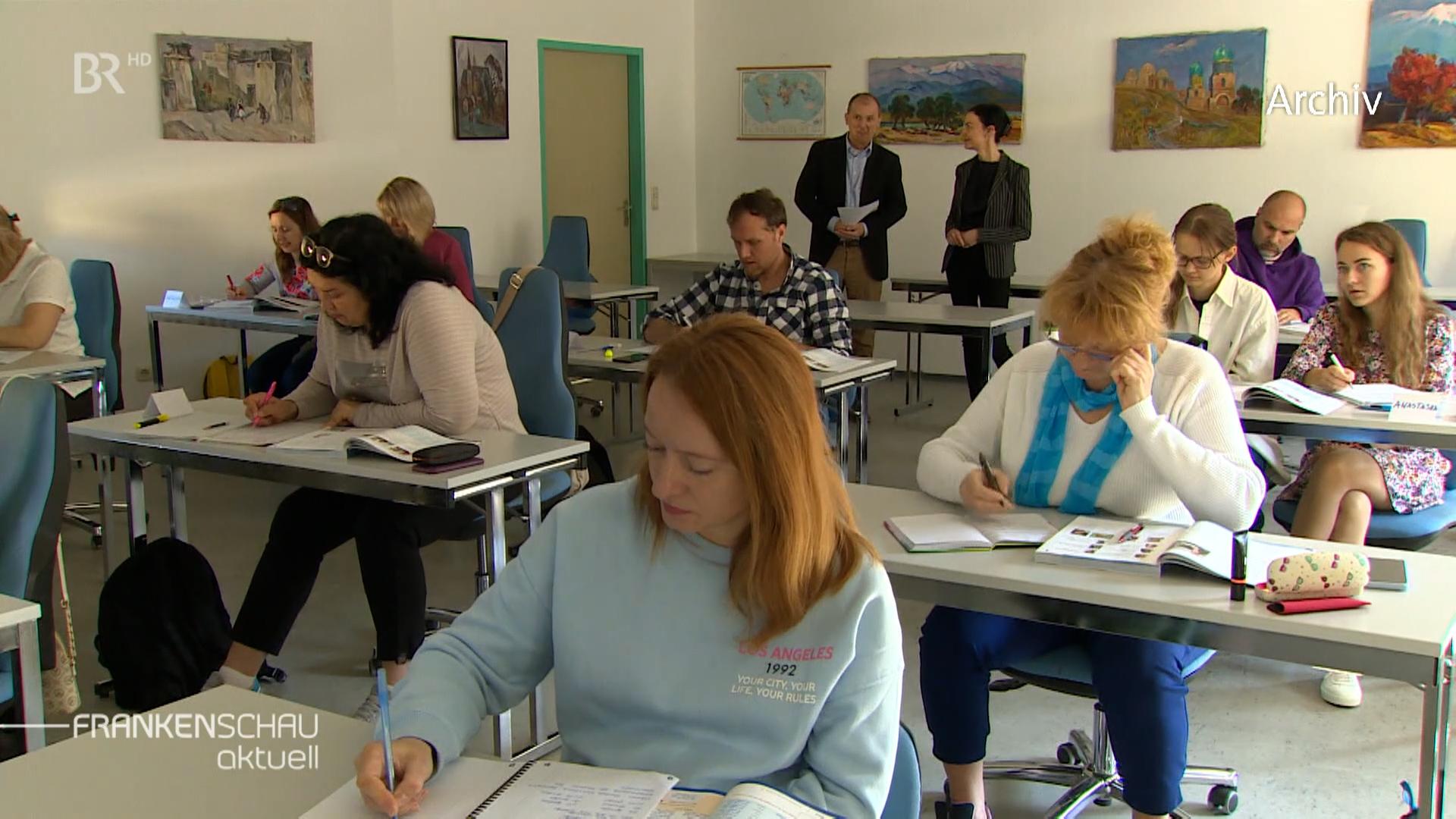 Menschen in einem Unterrichtsraum