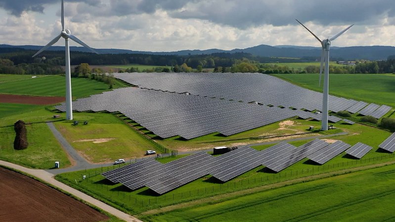Freiland-Photovoltaikanlage mit zwei Windrädern | Bild: Bayerischer Rundfunk Freiland-Photovoltaikanlage mit zwei Windrädern