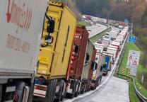 ARCHIV - 26.04.2023, Bayern, Irschenberg: Hunderte LKW stehen auf der Autobahn A8 Richtung Süden am Irschenberg wegen der Blockabfertigung in Österreich im Stau. Das österreichische Bundesland Tirol hat die vor einigen Jahren eingeführte Lkw-Blockabfertigung auf der A93 zu einem festen Bestand gemacht. (zu dpa: «Blockabfertigung auf Inntalautobahn - Fast 40 Kilometer Stau») Foto: Peter Kneffel/dpa +++ dpa-Bildfunk +++ | Bild:dpa-Bildfunk/Peter Kneffel