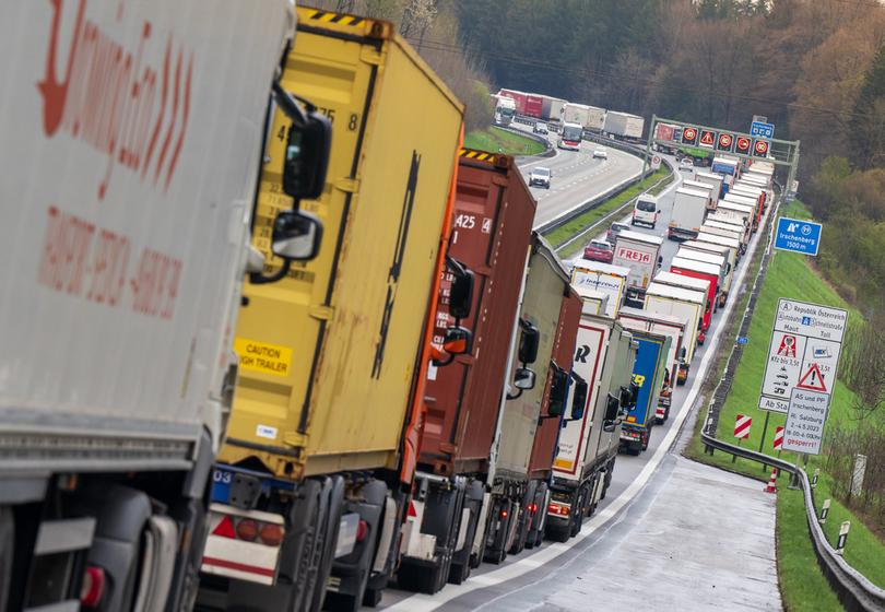 ARCHIV - 26.04.2023, Bayern, Irschenberg: Hunderte LKW stehen auf der Autobahn A8 Richtung Süden am Irschenberg wegen der Blockabfertigung in Österreich im Stau. Das österreichische Bundesland Tirol hat die vor einigen Jahren eingeführte Lkw-Blockabfertigung auf der A93 zu einem festen Bestand gemacht. (zu dpa: «Blockabfertigung auf Inntalautobahn - Fast 40 Kilometer Stau») Foto: Peter Kneffel/dpa +++ dpa-Bildfunk +++ | Bild:dpa-Bildfunk/Peter Kneffel