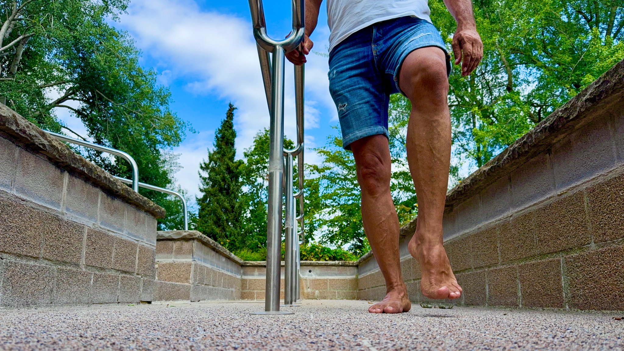Ein Mensch in einer Kneipp-Anlage (Foto vom 07. August 2026)