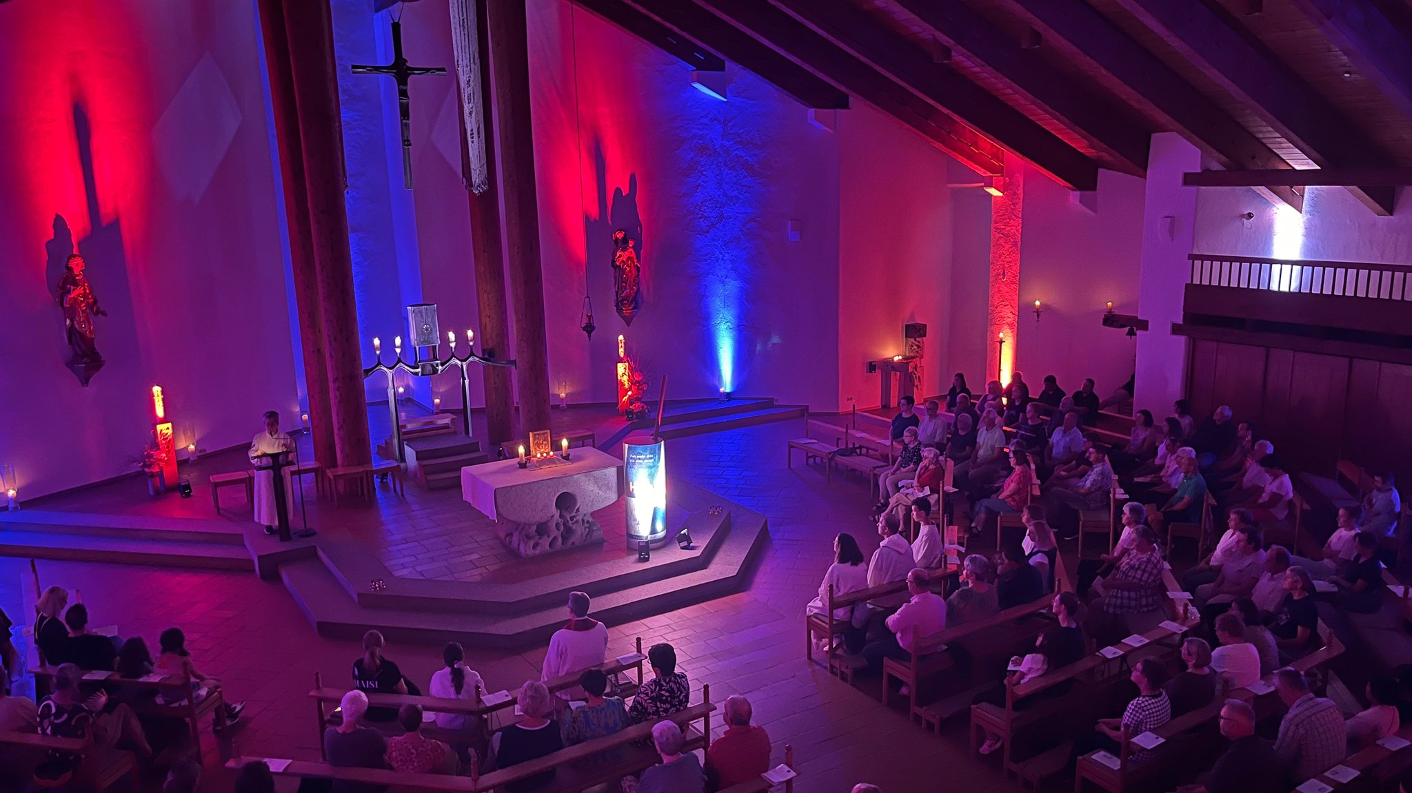 Die Kirche St. Johannes in Diesenbach ist in blaues und rotes Licht getaucht. | Bild: BR/Margit Ringer Die Kirche St. Johannes in Diesenbach ist in blaues und rotes Licht getaucht.