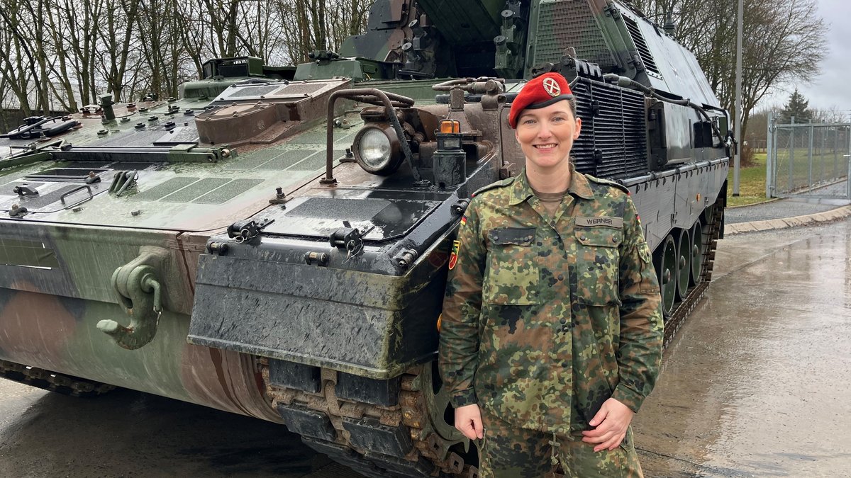 Oberstleutnant Hekja Werner steht an der Spitze des Panzerartilleriebataillons 375 in Weiden in der Oberpfalz. Sie ist die erste Kommandeurin im Heer. Der Verband wird gerade neu aufgestellt und wirbt um Personal.
