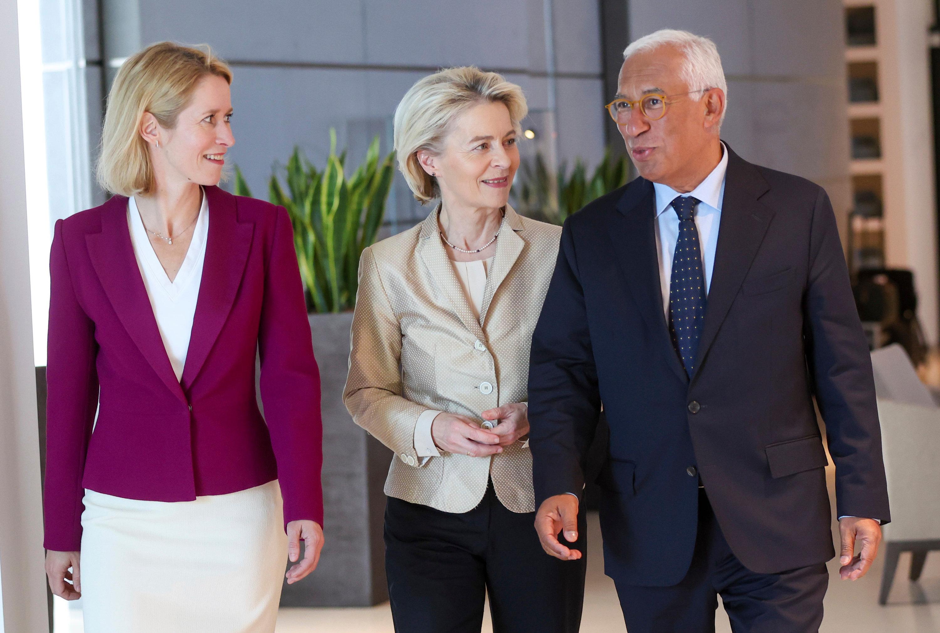 Estlands Premierministerin Kaja Kallas (l-r), die Präsidentin der Europäischen Kommission Ursula Von der Leyen und der ehemalige portugiesische Premierminister Antonio Costa nehmen an einem Treffen am Brüsseler Flughafen, einen Tag nach dem EU-Gipfel, teil.
