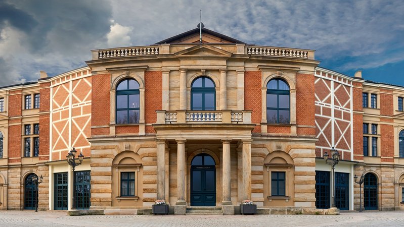Das Bayreuther Festspielhaus. | Bild: stock.adobe.com/Eike Das Bayreuther Festspielhaus.
