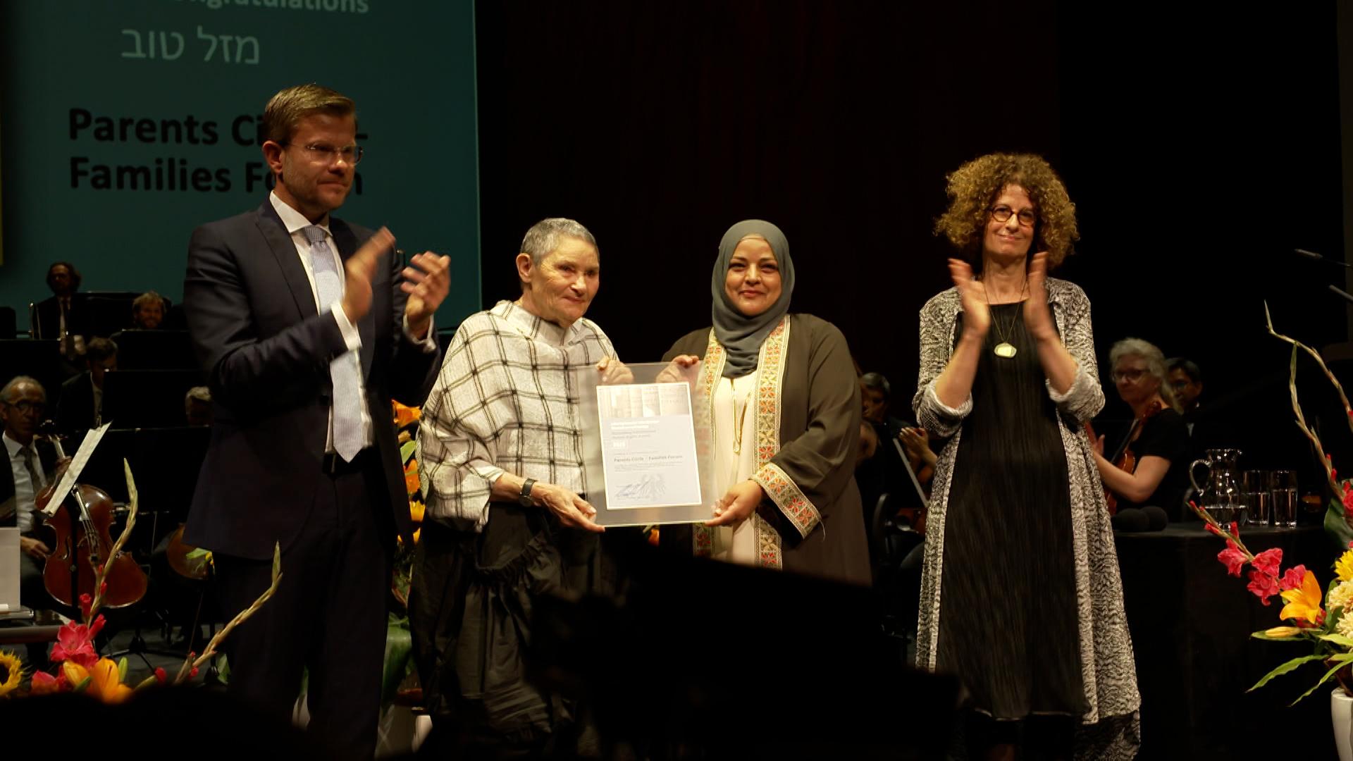 Es flossen Tränen und es wurde die Hand gereicht - an einem emotionalen Vormittag im Nürnberger Opernhaus.