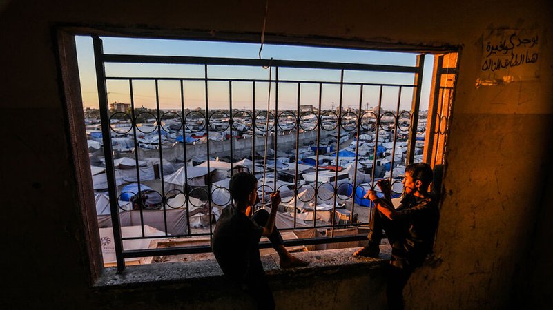 07.07.2025, Palästinensische Gebiete, Khan Yunis: Palästinensische Kinder beobachten von einem Fenster aus die Zelte, in denen vertriebene Palästinenser untergebracht sind. | Bild: dpa-Bildfunk / Abed Rahim Khatib 07.07.2025, Palästinensische Gebiete, Khan Yunis: Palästinensische Kinder beobachten von einem Fenster aus die Zelte, in denen vertriebene Palästinenser untergebracht sind.