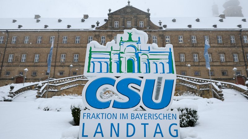Logo der CSU-Fraktion steht vor dem Kloster Banz