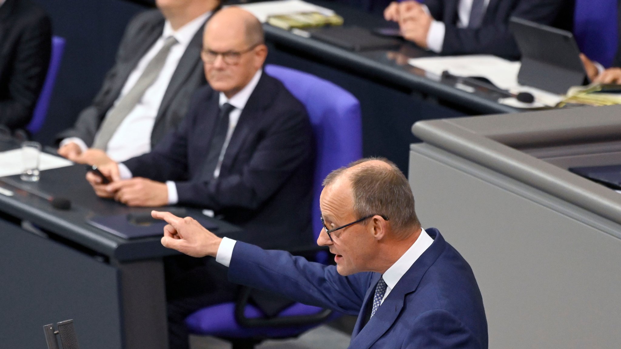 Friedrich Merz in der 199. Sitzung des Deutschen Bundestages im Reichstagsgebäude, hinter ihm Olaf Scholz.