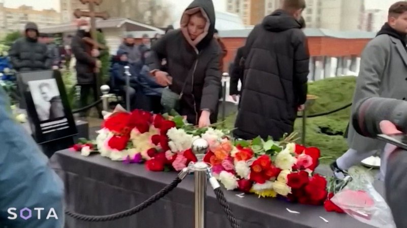 Menschen nehmen am Sarg Abschied von Alexej Nawalny 