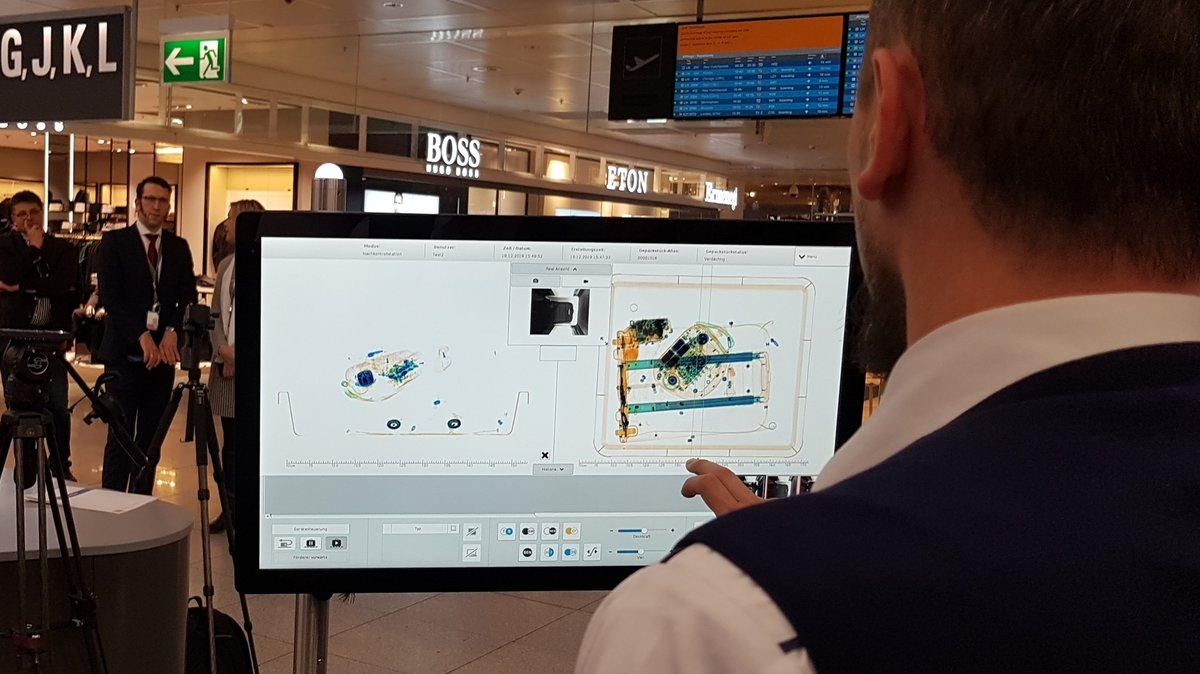 Kontrolle mit neuen Scannern am Flughafen München (Pilotprojekt 2019)