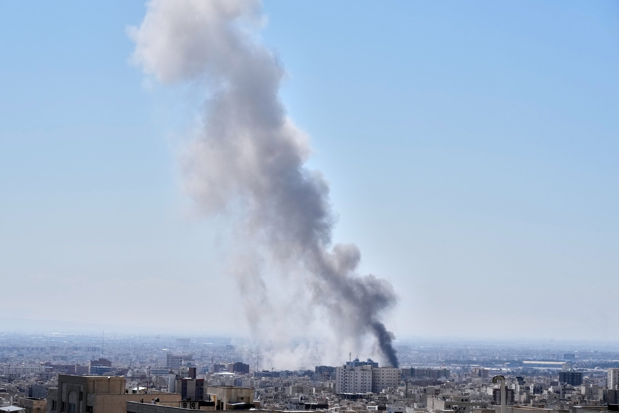 Eine Rauchwolke steigt nach einer Explosion in Teheran auf. (zu dpa: «Israelisches Militär: bisher 600 Stellungen im Iran angegriffen») Foto: Vahid Salemi/AP/dpa +++ dpa-Bildfunk +++