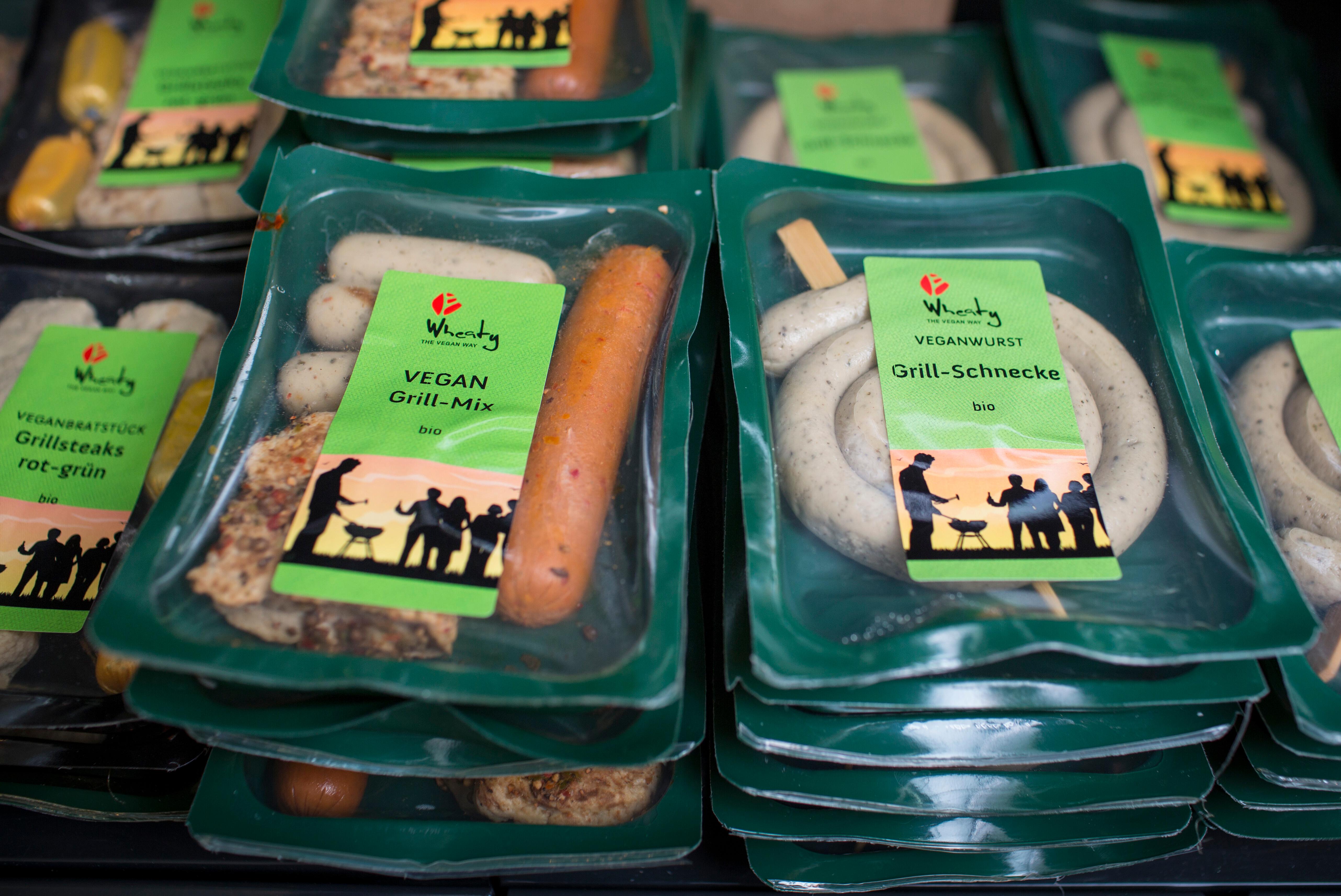 Wann darf eine Wurst als Wurst bezeichnet werden? Fleischersatzprodukte im Kühlregal.