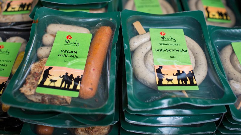 Wann darf eine Wurst als Wurst bezeichnet werden? Fleischersatzprodukte im Kühlregal. | Bild: picture alliance / photothek | Thomas Imo Wann darf eine Wurst als Wurst bezeichnet werden? Fleischersatzprodukte im Kühlregal.