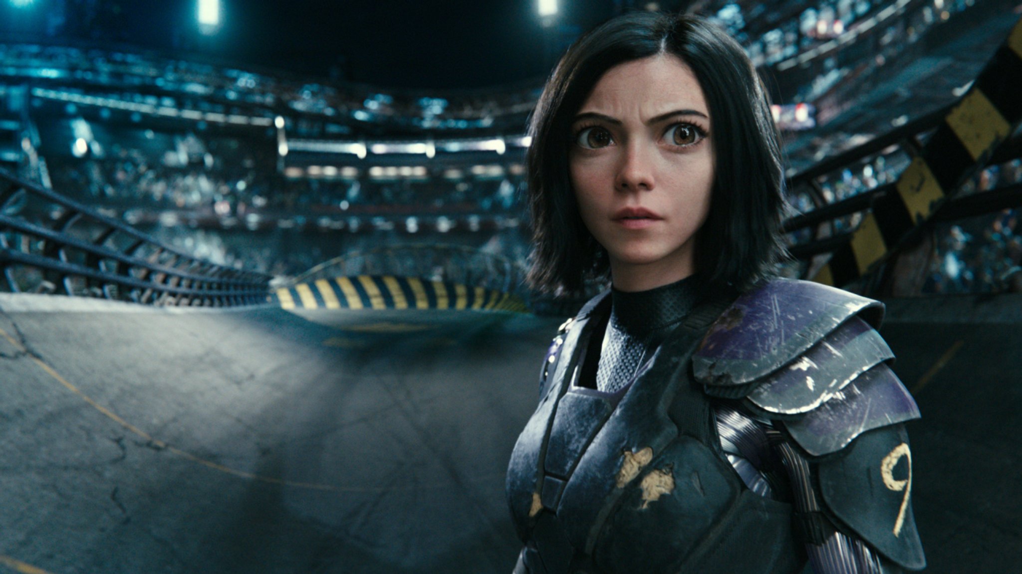 Cyborg Alita ist eine Kampfmaschine, wie sie diese postapokalyptische Welt  noch nicht gesehen hat. ("Alita: Battle Angel"-Filmszene)