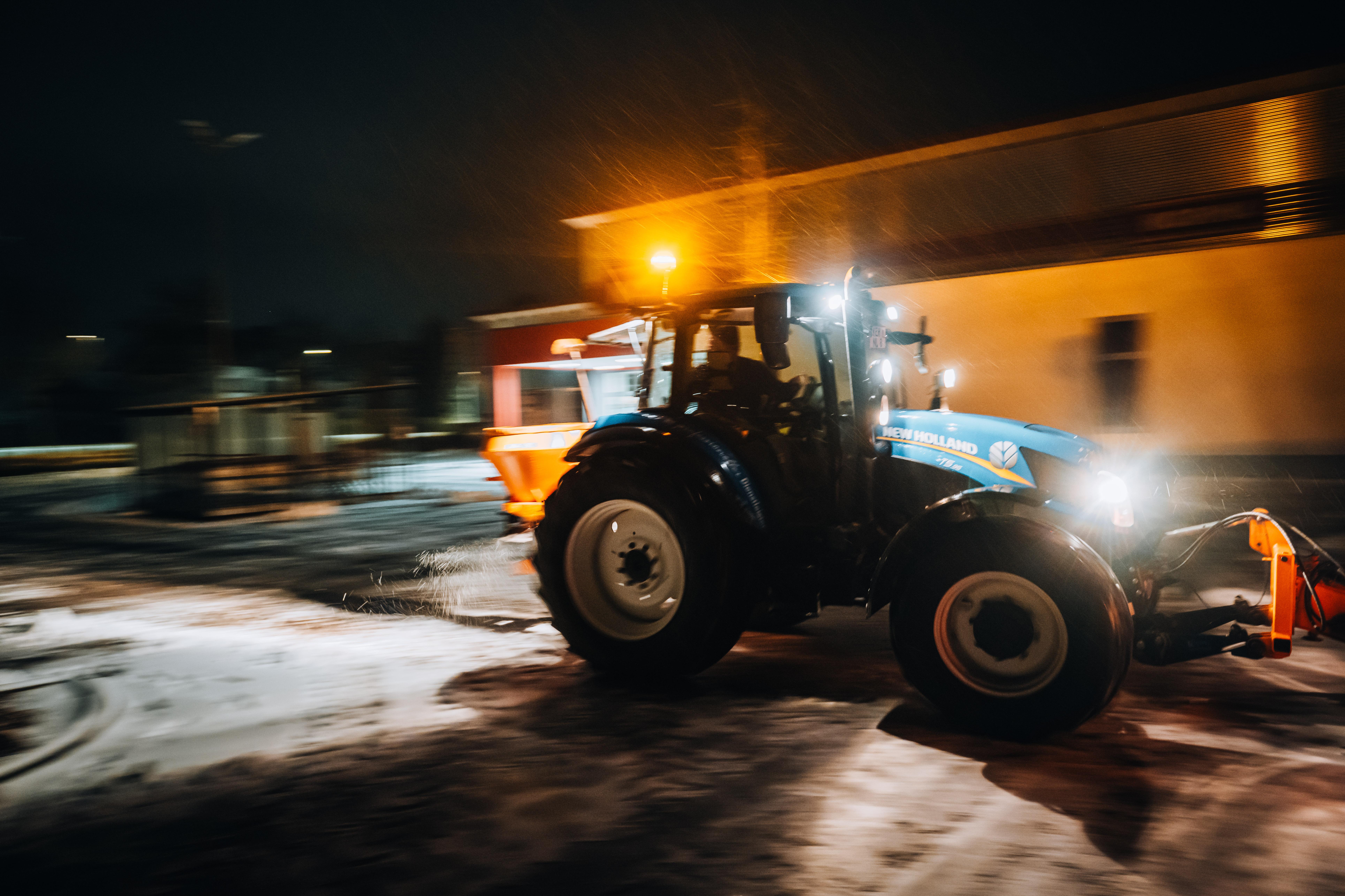 Räumfahrzeuge sind seit 3 Uhr gegen Schnee und Eis im Dauereinsatz – Überfrierender Regen sorgt für spiegelglatte Straßen