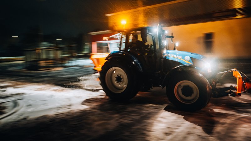 Räumfahrzeuge sind seit 3 Uhr gegen Schnee und Eis im Dauereinsatz – Überfrierender Regen sorgt für spiegelglatte Straßen | Bild: News5 Räumfahrzeuge sind seit 3 Uhr gegen Schnee und Eis im Dauereinsatz – Überfrierender Regen sorgt für spiegelglatte Straßen