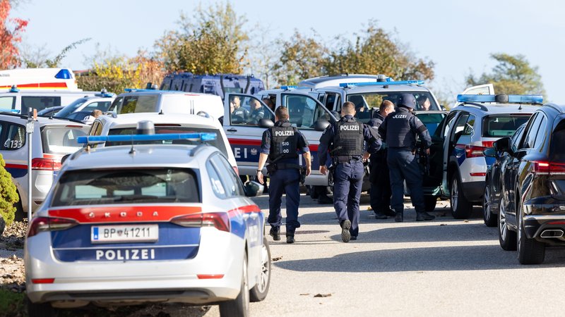 In Oberösterreich wurden am Montag zwei Menschen erschossen. Nach dem Täter wird auch am Dienstag weiter gefahndet. | Bild: picture alliance / TEAM FOTOKERSCHI.AT / APA / picturedesk.com | TEAM FOTOKERSCHI.AT In Oberösterreich wurden am Montag zwei Menschen erschossen. Nach dem Täter wird auch am Dienstag weiter gefahndet.