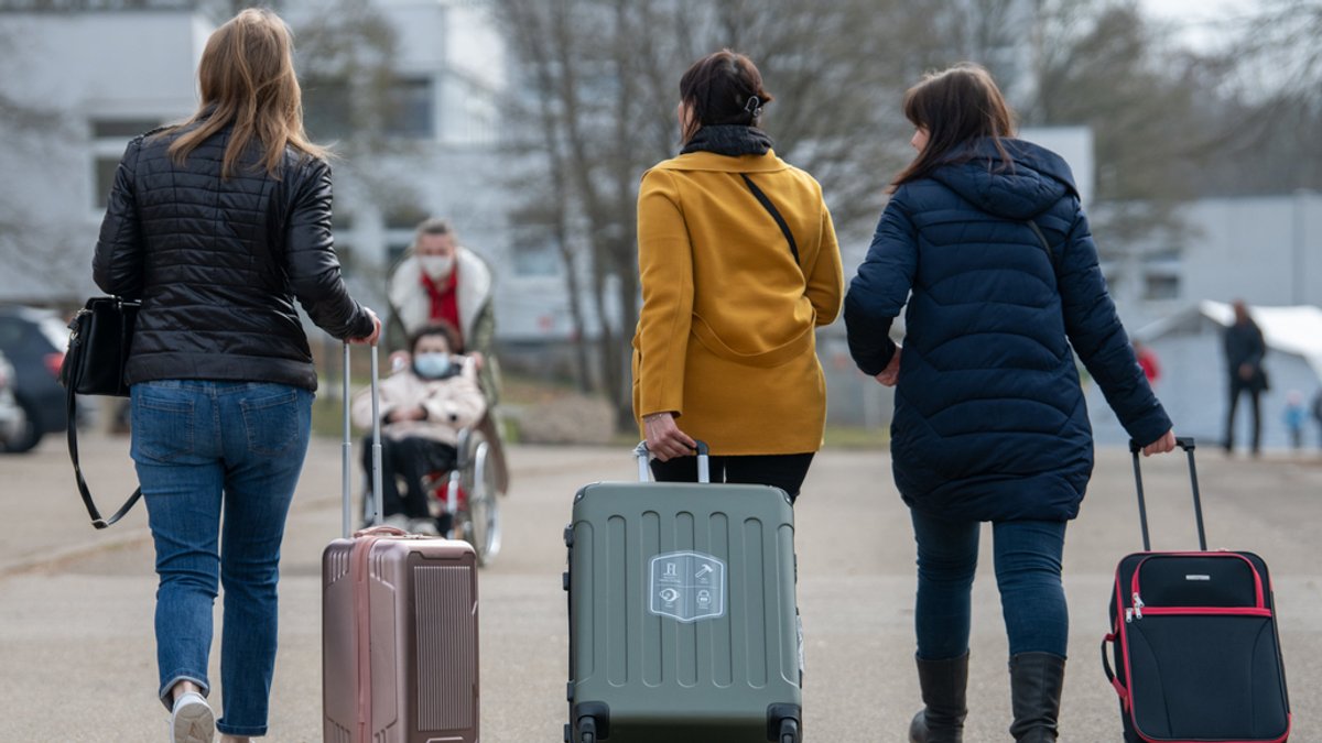 Drei Frauen aus der Ukraine ziehen ihre Rollkoffer hinter sich her. Die meisten mussten ihre Heimat Hals über Kopf verlassen und konnten nur wenige Habseligkeiten mitnehmen