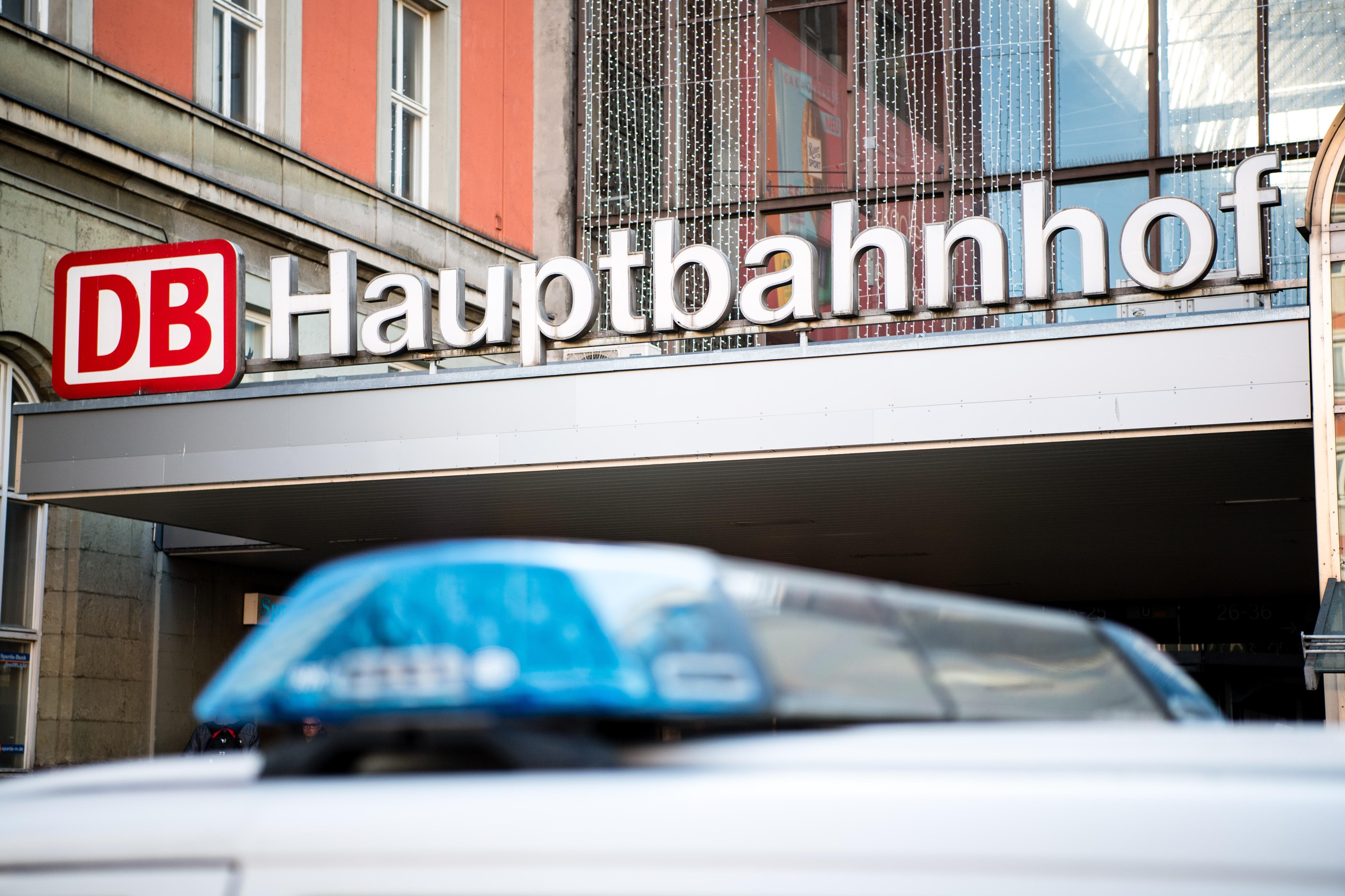 Polizeistreife steht vor dem Münchner Hauptbahnhof (Symbolbild)