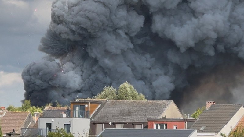 Zwei Tage vor Beginn des Elektrofestivals Tomorrowland im belgischen Boom ist die Hauptbühne abgebrannt. | Bild: Morgan Hermans via REUTERS Zwei Tage vor Beginn des Elektrofestivals Tomorrowland im belgischen Boom ist die Hauptbühne abgebrannt.