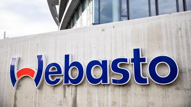Webasto-Firmenlogo an der Zentrale in Stockdorf. | Bild: BR/Johanna Schlüter Webasto-Firmenlogo an der Zentrale in Stockdorf.