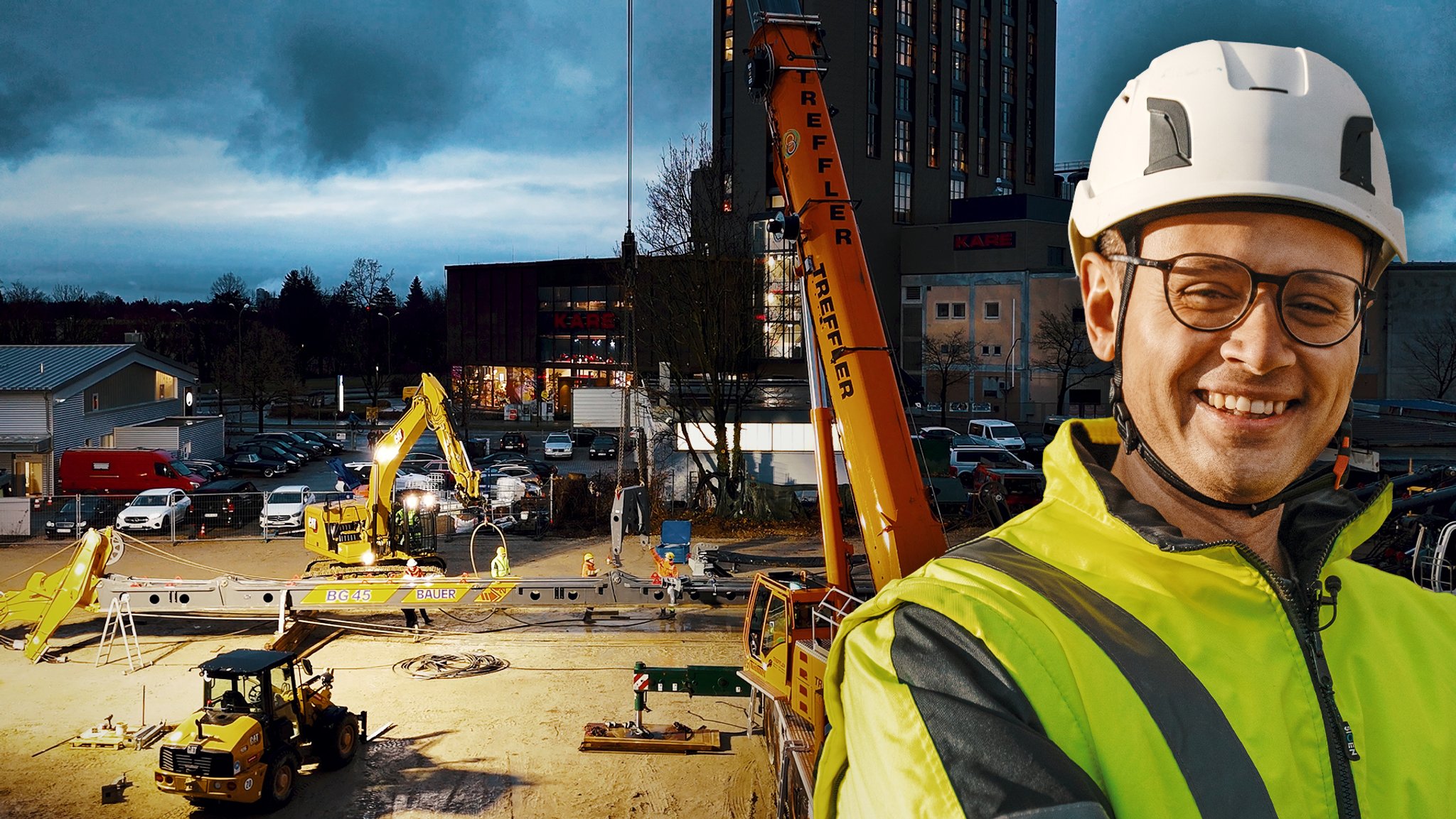 Mann lächelt und steht vor einer Baustelle