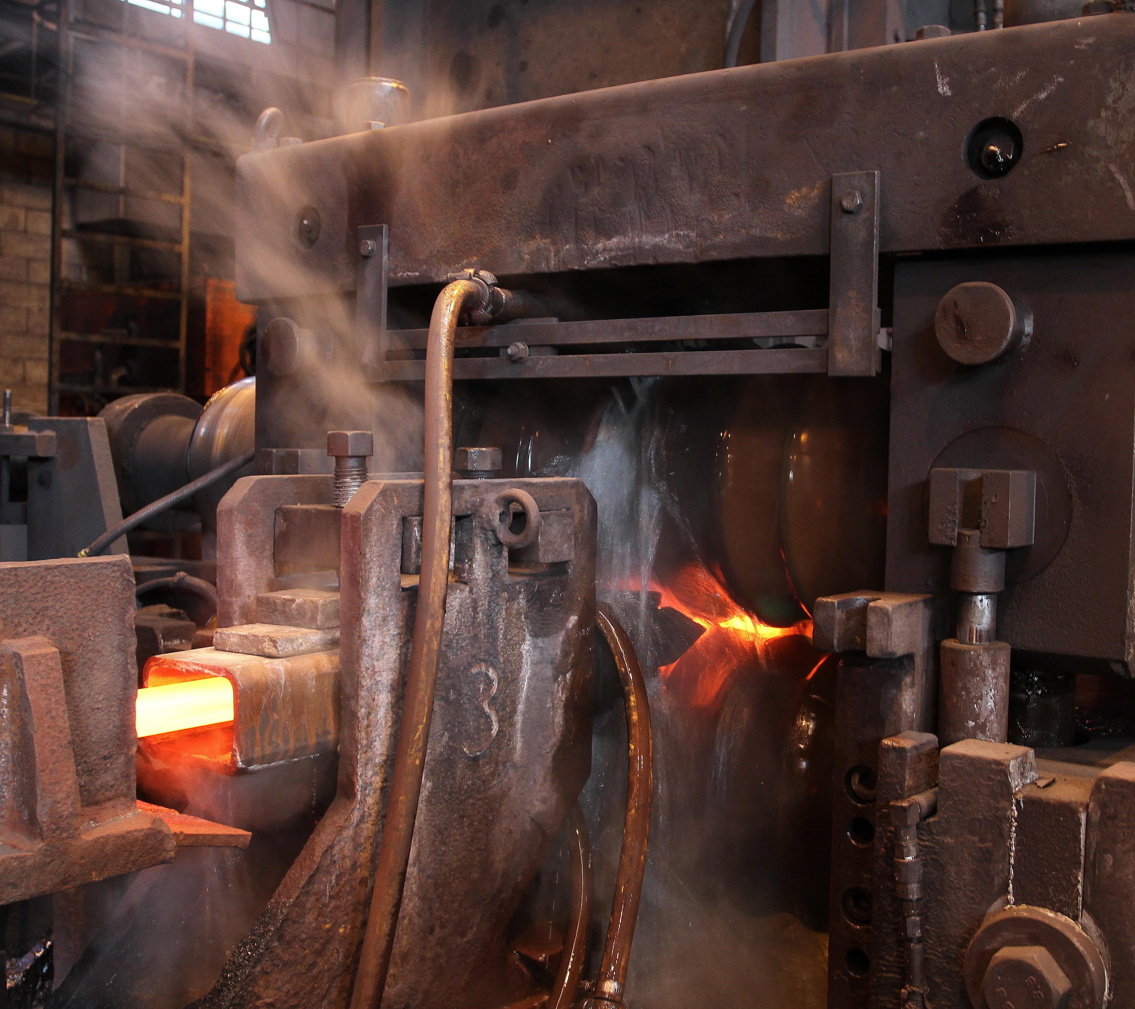 Stahlproduktion im Stahlwerk Annahütte der Max Aicher Gruppe in Hammerau bei Ainring.