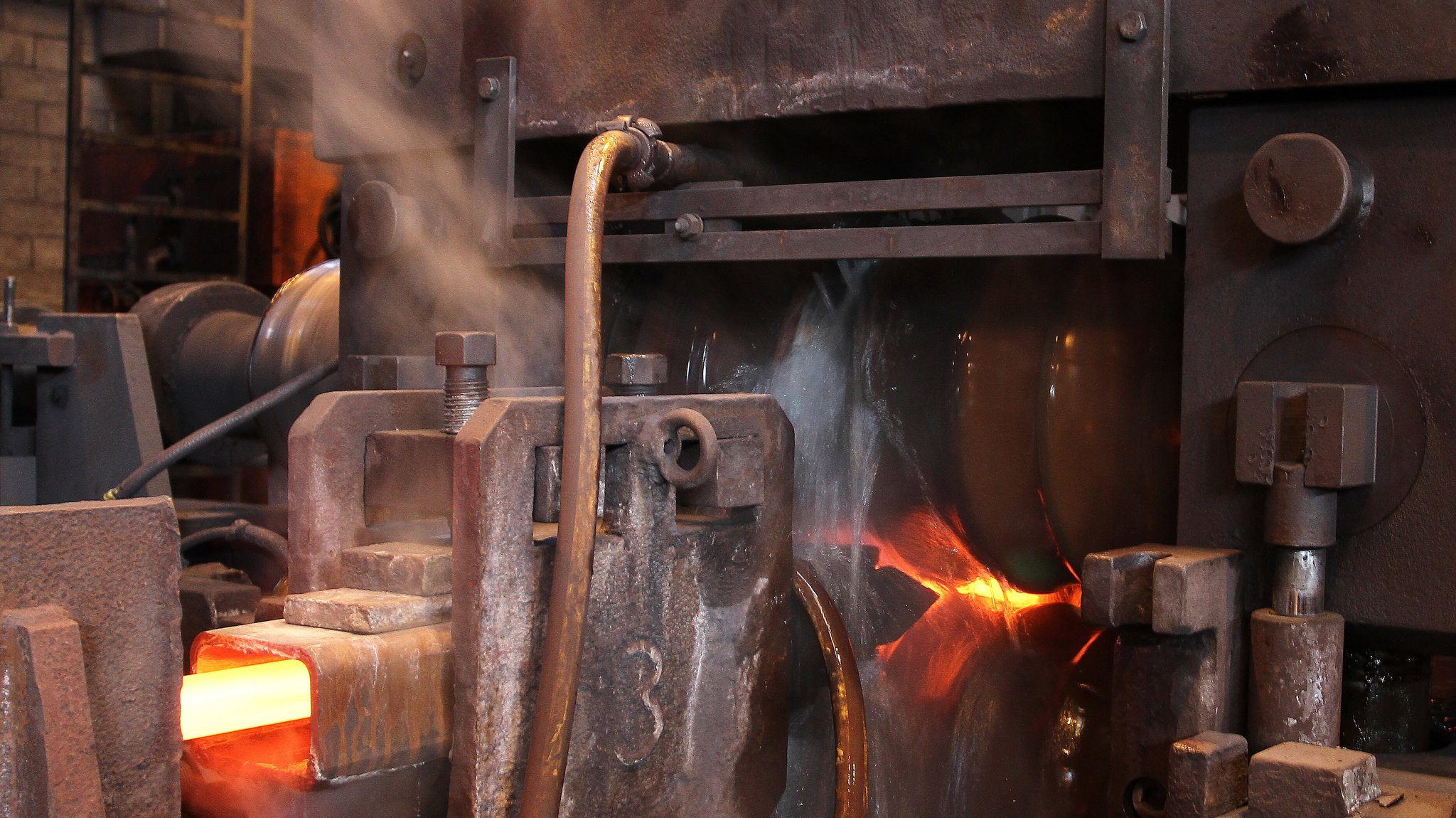 Stahlproduktion im Stahlwerk Annahütte der Max Aicher Gruppe in Hammerau bei Ainring.