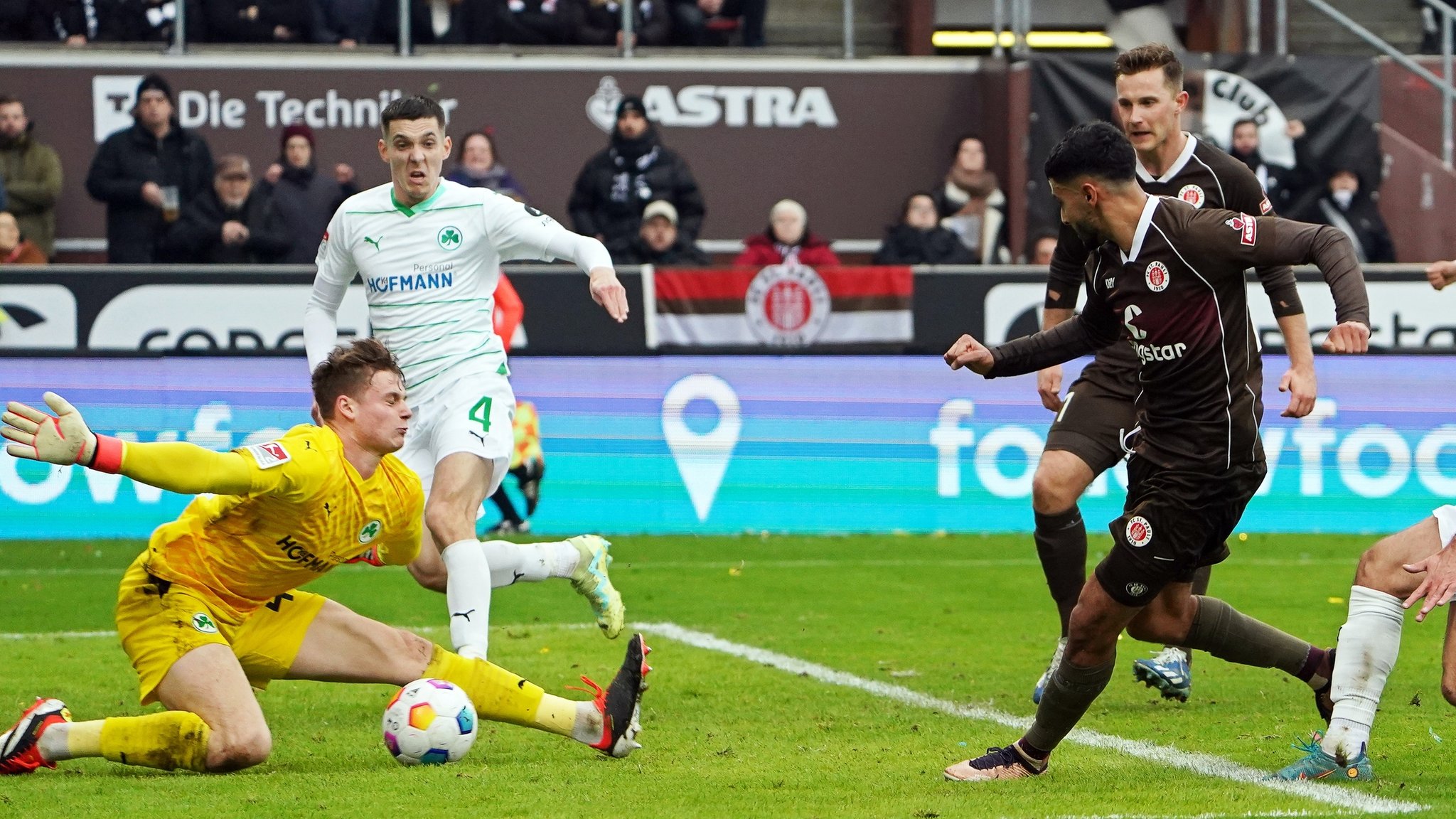 Spielszene St. Pauli - SpVgg Greuther Fürth